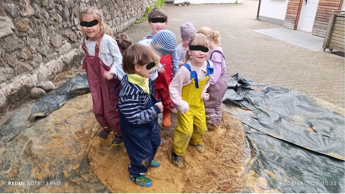 Auch die Kinder haben aktiv geholfen um den Lehm vorzubereiten. Auf dem Bild sieht man unsere Ü3 Kinder.