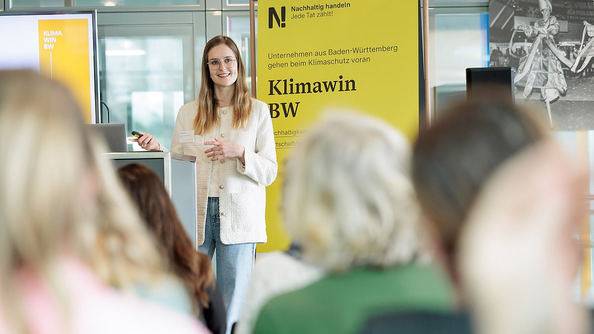 Julia Reichelt präsentiert etwas auf der Bühne des Klimawin BW-Forums.