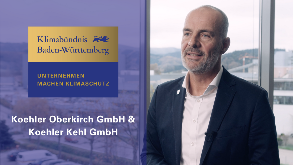 Links das Logo in gold und blau "Klimabündnis Baden-Württemberg, Unternehmen machen Klimaschutz" mit der Aufschrift „Koehler Oberkirch GmbH & Koehler Kehl GmbH". Rechts ein Unternehmensvertreter der Koehler Gruppe.