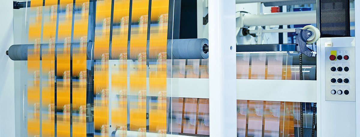 Auf einer modernen Druckmaschine werden Verpackungsfolien bedruckt.