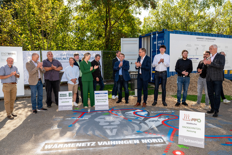Umweltministerin Thekla Walker und mehrere Teilnehmende bei der Inbetriebnahme des Wärmenetzes Vaihingen-Nord im Rahmen der KLIMA.LÄND.TAGE 2025