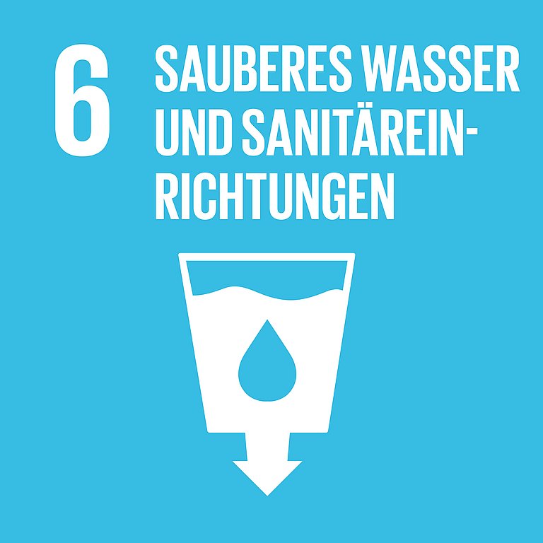Icon für SDG 6 Wasser und Sanitäre Einrichtungen, dargestellt wird ein volles Wasserglas und ein Tropfen, vom Glas weist ein Pfeil nach unten. Der Hintergrund ist hellblau.