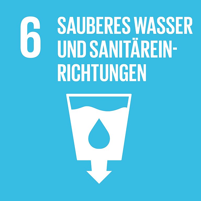 Icon für SDG 6 Wasser und Sanitäre Einrichtungen, dargestellt wird ein volles Wasserglas und ein Tropfen, vom Glas weist ein Pfeil nach unten. Der Hintergrund ist hellblau.