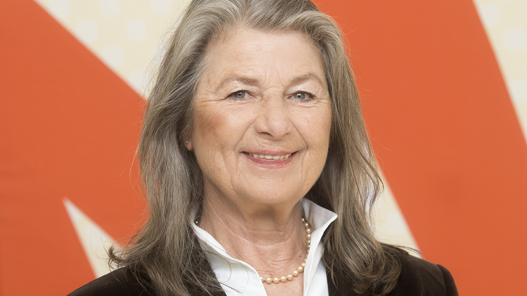Susanne Henkel Susanne Henkel steht vor dem N! Logo der Nachhaltigkeitsstrategie.