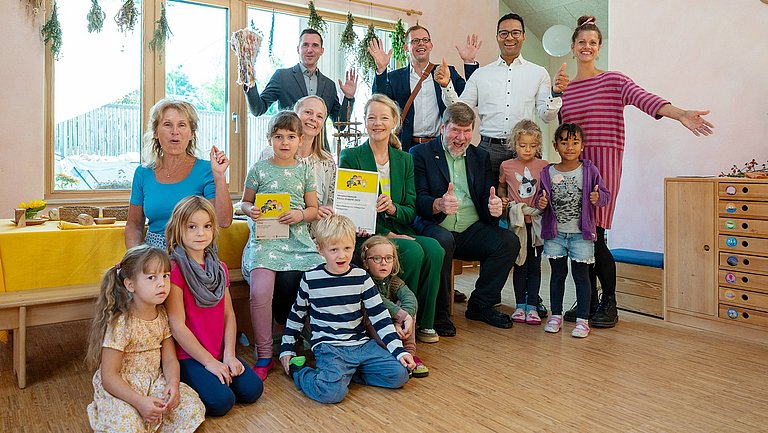 Gruppenbild mit Umweltministerin Thekla Walker und verschiedenen Personen des Waldorfkindergartens Vaihingen Enz bei der Preisübergabe des Wettbewerbs Kleine Helden im Rahmen der KLIMA.LÄND.TAGE 2025.
