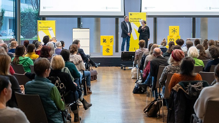 Begrüßung der Gäste im Vortragsraum durch Dr. Bettina Dengler und Achim Beule.