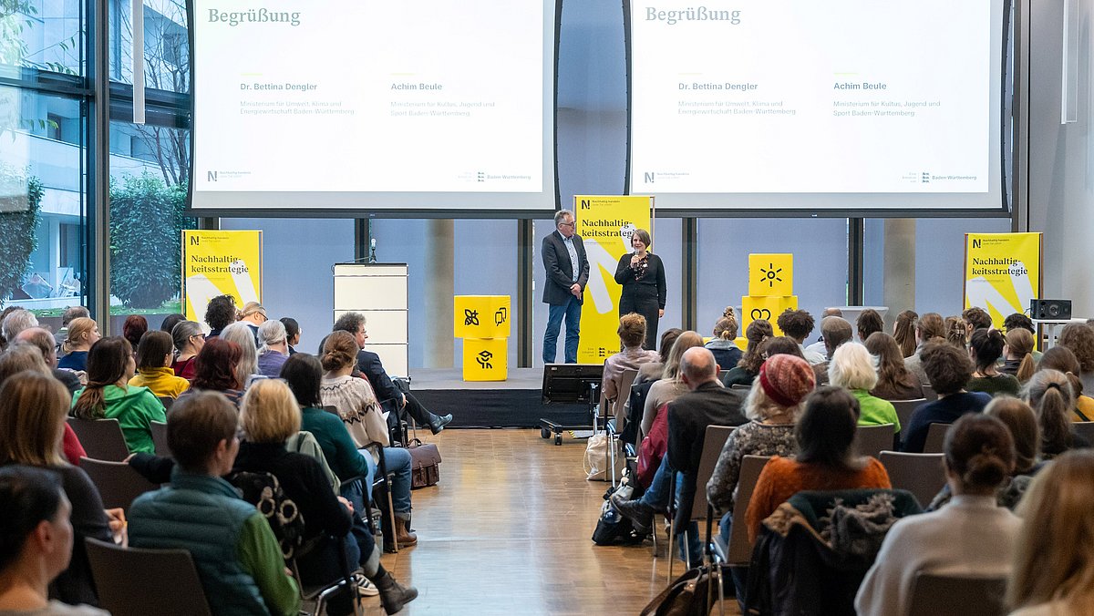 Begrüßung der Gäste im Vortragsraum durch Dr. Bettina Dengler und Achim Beule.