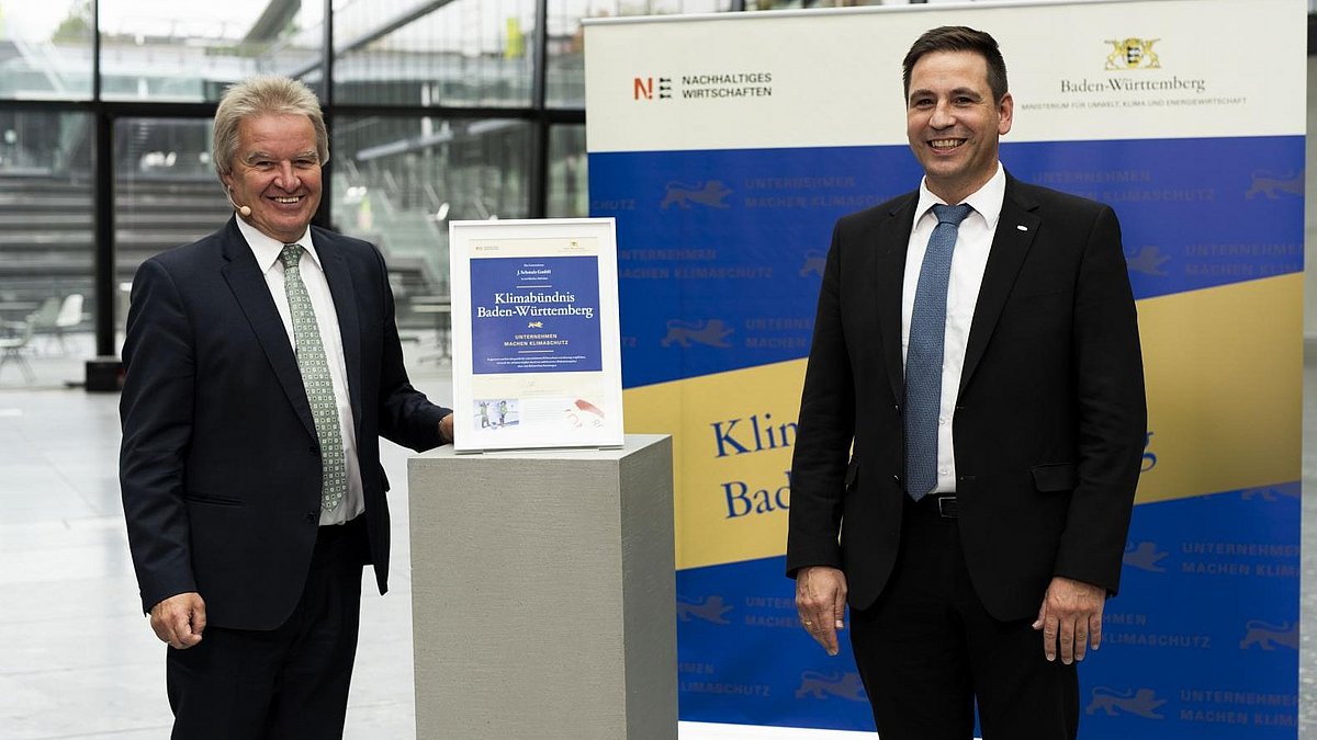 Minister Franz Untersteller MdL und Andreas Beutel von J. Schmalz GmbH bei der Übergabe der Beitrittsurkunde 