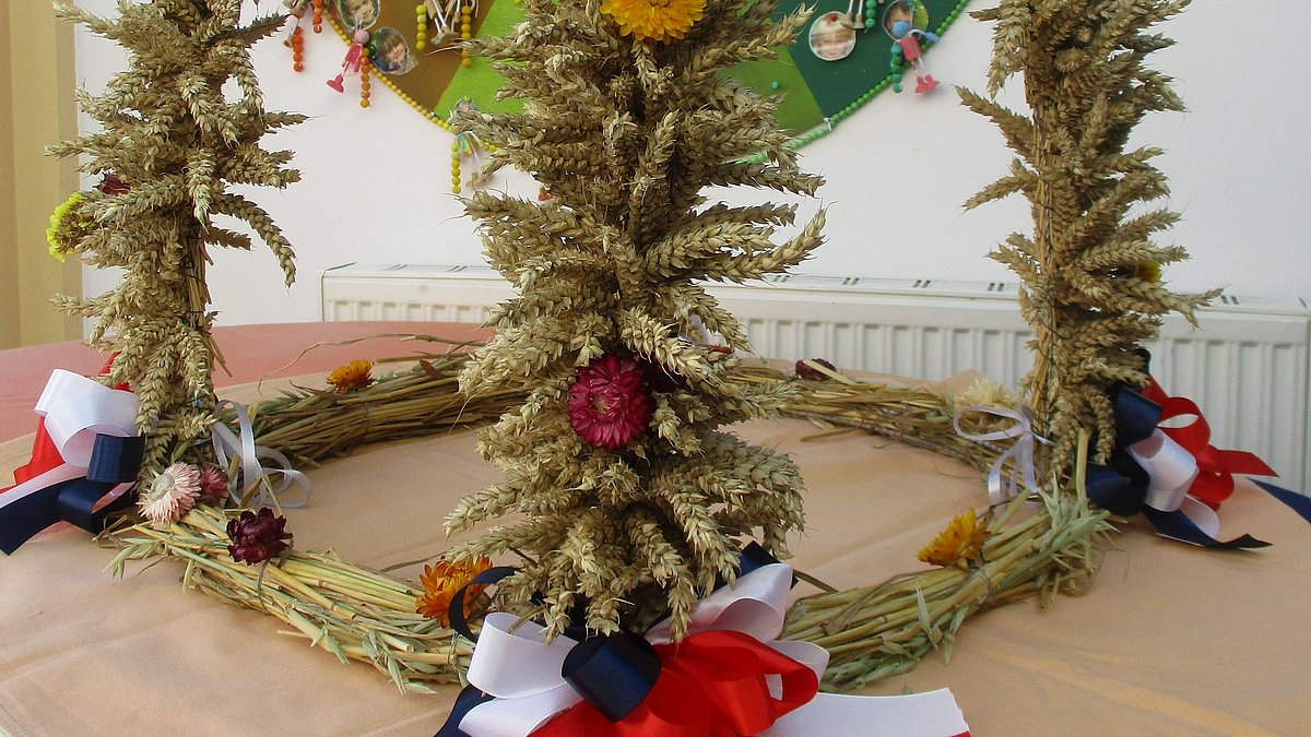 Erntekrone - hier sehen wir die Vielfalt des Herbstes unter Einbezug der Farben unserer Stadt Friedberg.