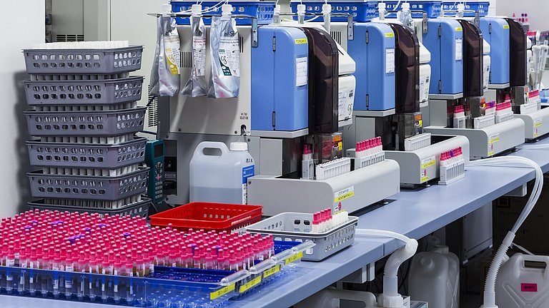 Man sieht eine Innenaufnahme des Labors mit Reagenzgläschen und Analysegeräten.