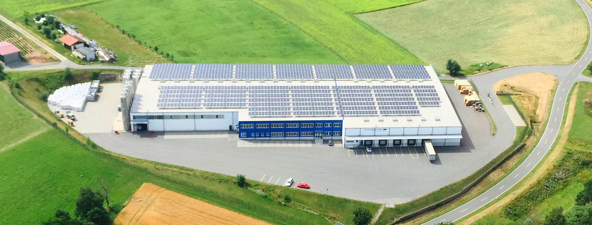 Photovoltaikanlage auf dem Dach der Mosca Produktionsstätte Umreifungsband
