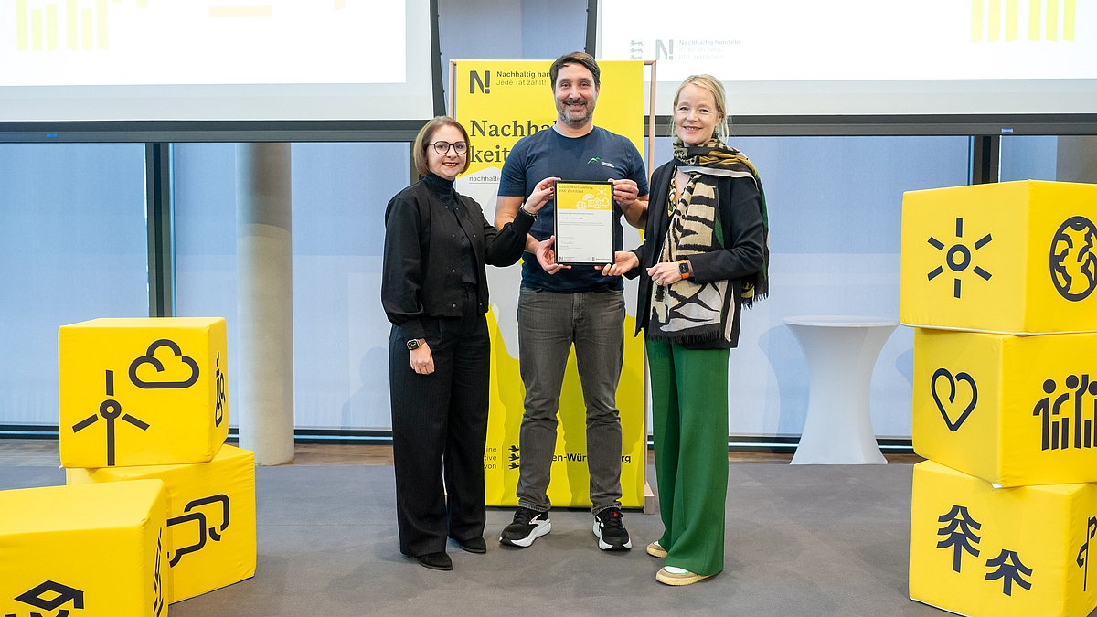 Vertreter des Nationalparks Schwarzwald mit Umweltministerin Thekla Walker und Kultusstaatssekretärin Sandra Boser bei der Übergabe der BNE-Zertifizierung.