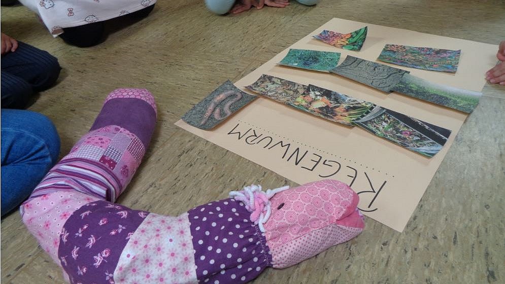 Regenwurm Ralfi kommt zu Besuch und erzählt von seinem Leben und seiner Arbeit unter der Erde.