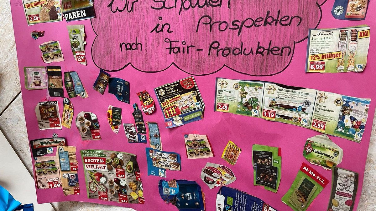 Die Kinder machen sich in Prospekten auf die suche nach fairen Produkten. Wow... wie viel sie finden!
