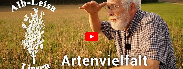 Der Startscreen eines Videos zeigt einen Mann, der auf einem Acker sitzt und in die Ferne blickt. Zudem sind die Aufschriften „Alb-Leisa“, „Linsen“ und „Artenvielfalt“ zu sehen.