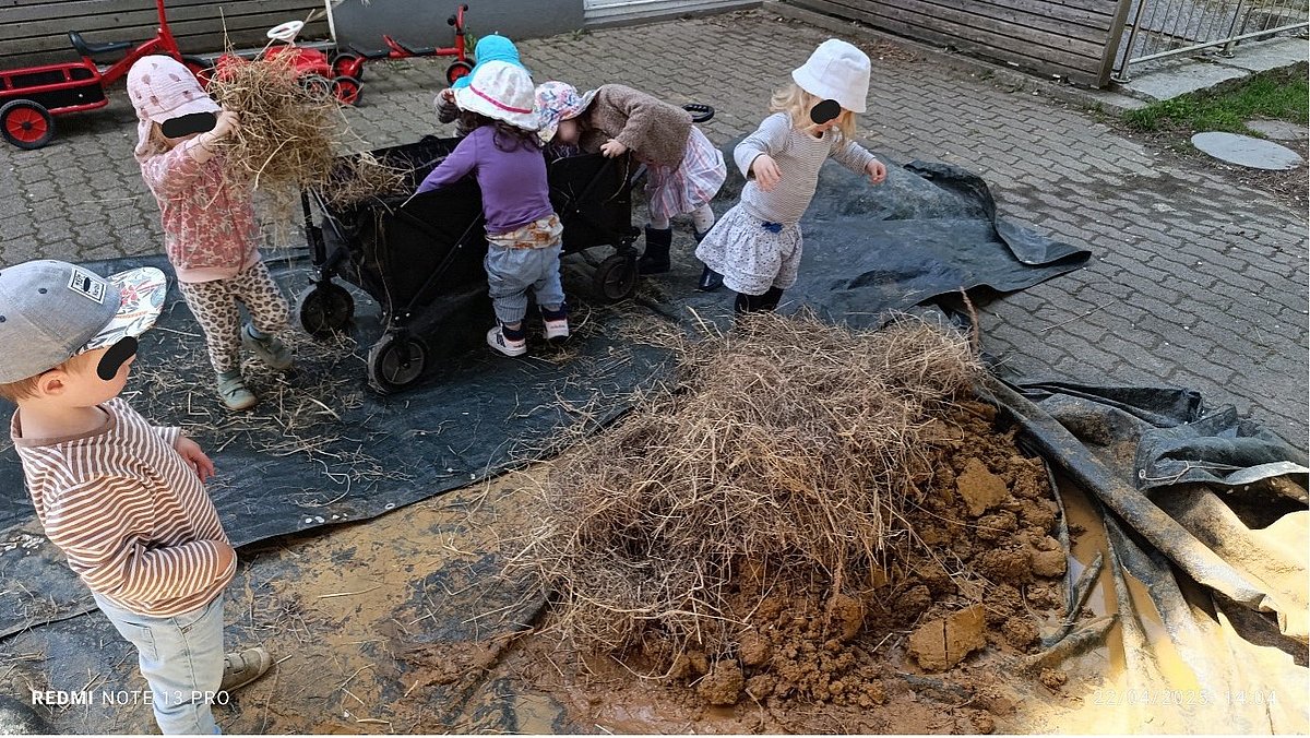 Auf dem Bild sieht man unsere kleinen Kinder aus der U3 Gruppe, wie sie auch mithelfen, um den Lehm vorzubereiten. Bei unsere Projekt, durfte jede mitmachen.