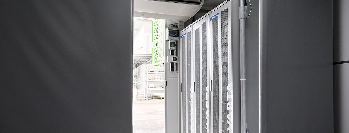 Innenansicht einer Stromspeicherstation, Schränke mit Akkus