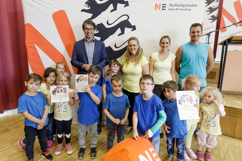 Gruppenfoto des drittplatzierten evangelischen Kindergartens Am Stuhlberg aus Ebhausen in der Kategorie gesundes und nachhaltiges Essen 