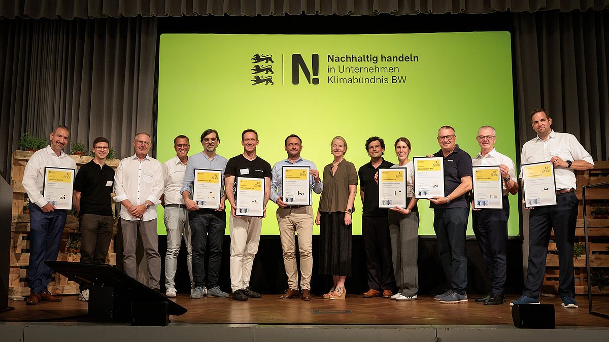 7 neue Klimabündnis-Unternehmen stehen mit Umweltministerin Thekla Walker MdL auf der Bühne.