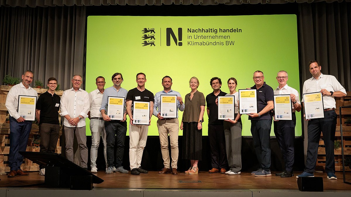7 neue Klimabündnis-Unternehmen stehen mit Umweltministerin Thekla Walker MdL auf der Bühne.