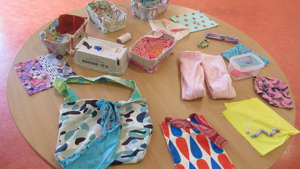 Ausstellung der Werke der Kinder bei der Vernissage.