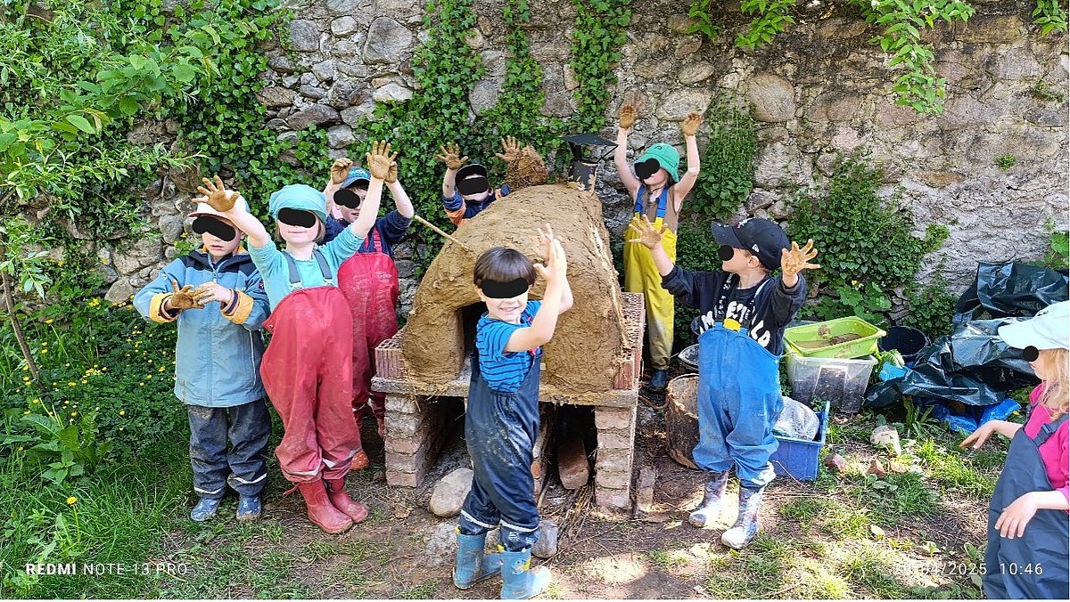 Endlich waren wir fertig, jetzt sind wir bereit um Brot und Pizza in dem selbstgemachten Lehmofen zu backen.