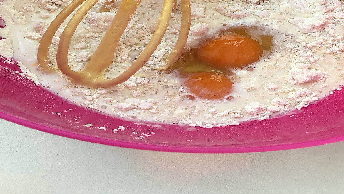 Mit unseren selbstgemachten Schneebesen gerührt, aus unserem alten Weihnachtsbaum.