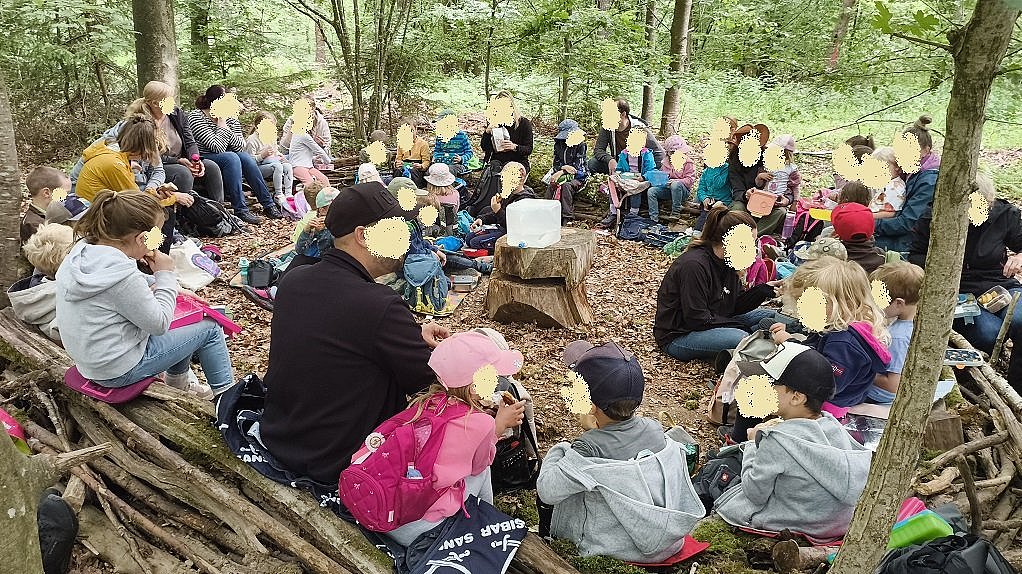 Das gemeinsame Frühstück im Wald schmeckt besonders lecker!