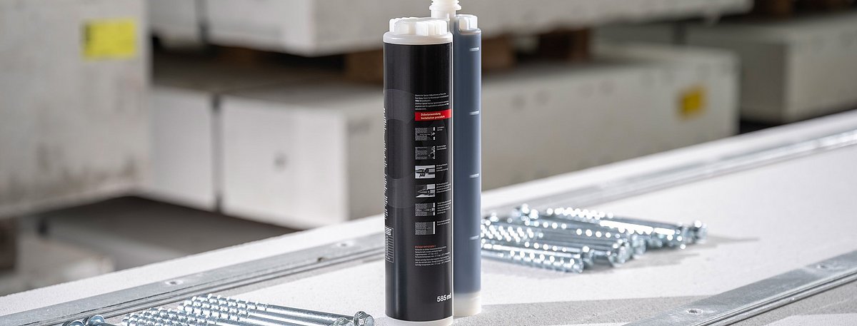 Gezeigt wird das Produkt REINFORCE AC von Worth besteht aus drei Komponenten: Schrauben, Mörtel und Aluminiumstäbe.