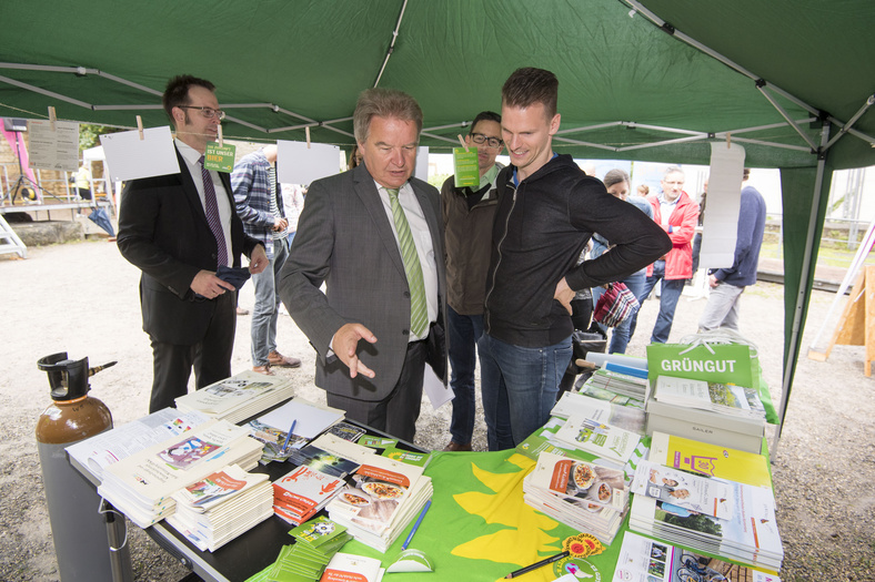 Umweltminister Untersteller im Gespräch mit Ausstellern der Nachhaltigkeitstage