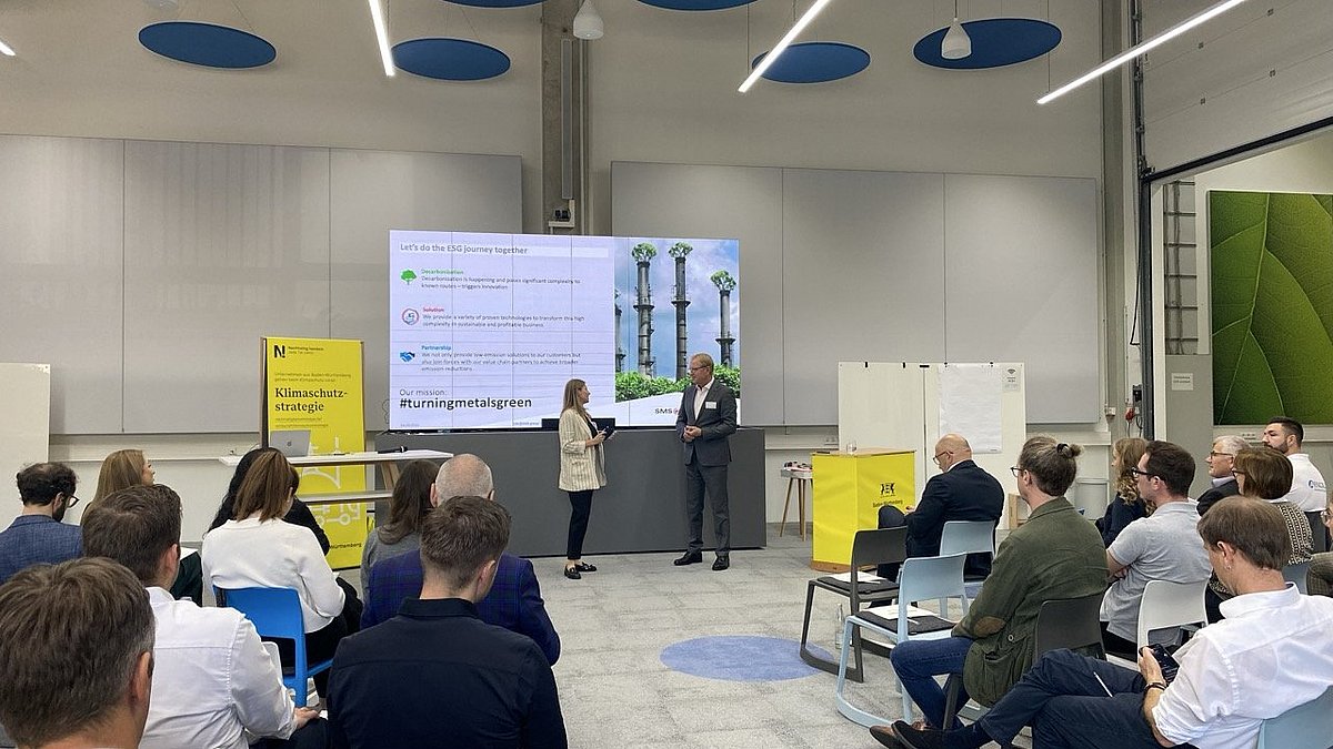 Vortrag mit einem Sprecher und einer Sprecherin bei Arnold Umformtechnik Dörzbach.