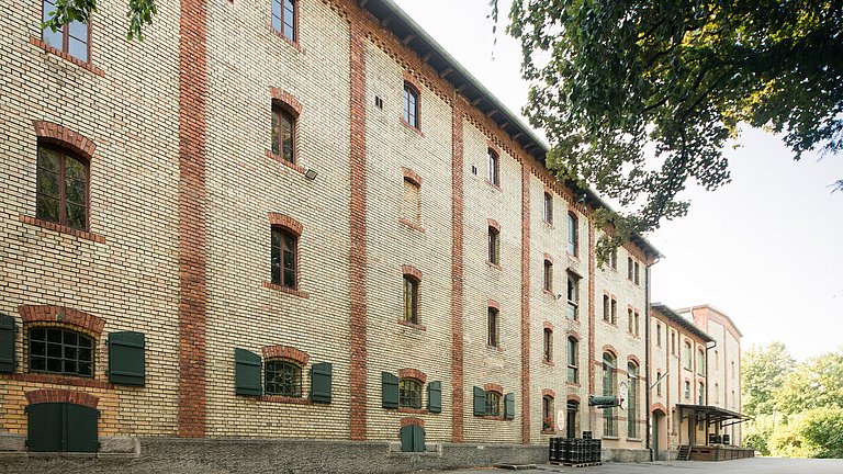Eine Außenaufnahme vom Brauereigebäude der Brauerei Clemens Härle KG