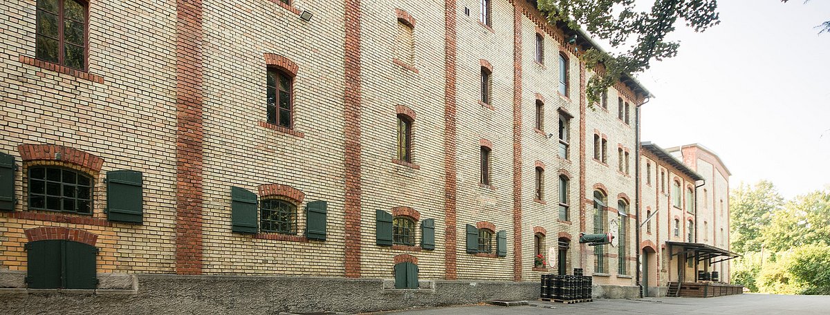 Eine Außenaufnahme vom Brauereigebäude der Brauerei Clemens Härle KG