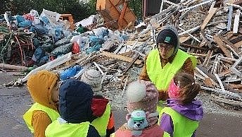 Nachdem die Kinder an Tag zwei erfahren hatten, wie man Müll richtig trennt, wollten sie auch wissen, was danach mit dem Müll passiert. Besuch bei Bausch in Ravensburg.
