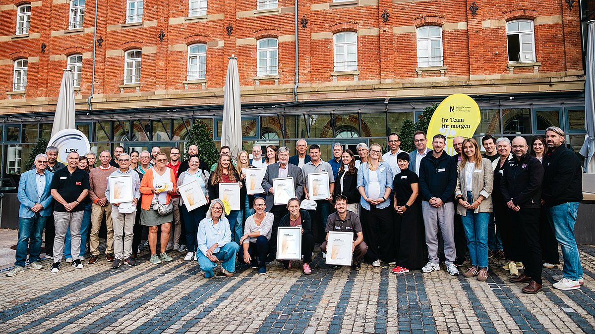 Gruppenbild vor dem Hotel Nestor von den Teilnehmenden des Vernetzungstreffens der N!-Charta Sport