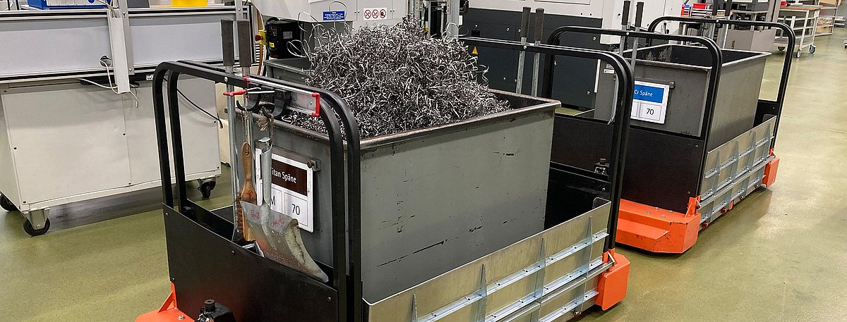 Späneabfälle werden direkt an den Zerspanungsanlagen in beschrifteten Behältern, mit einem "Spänezug" abtransportiert.