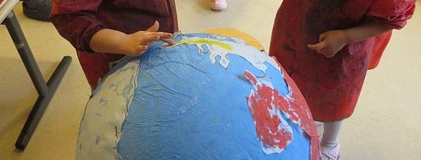 Herstellen der Weltkugel aus Pappmaché.