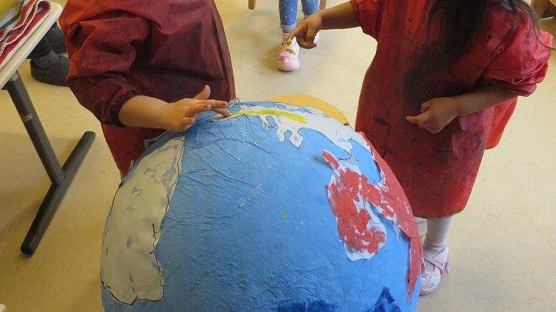 Herstellen der Weltkugel aus Pappmaché.