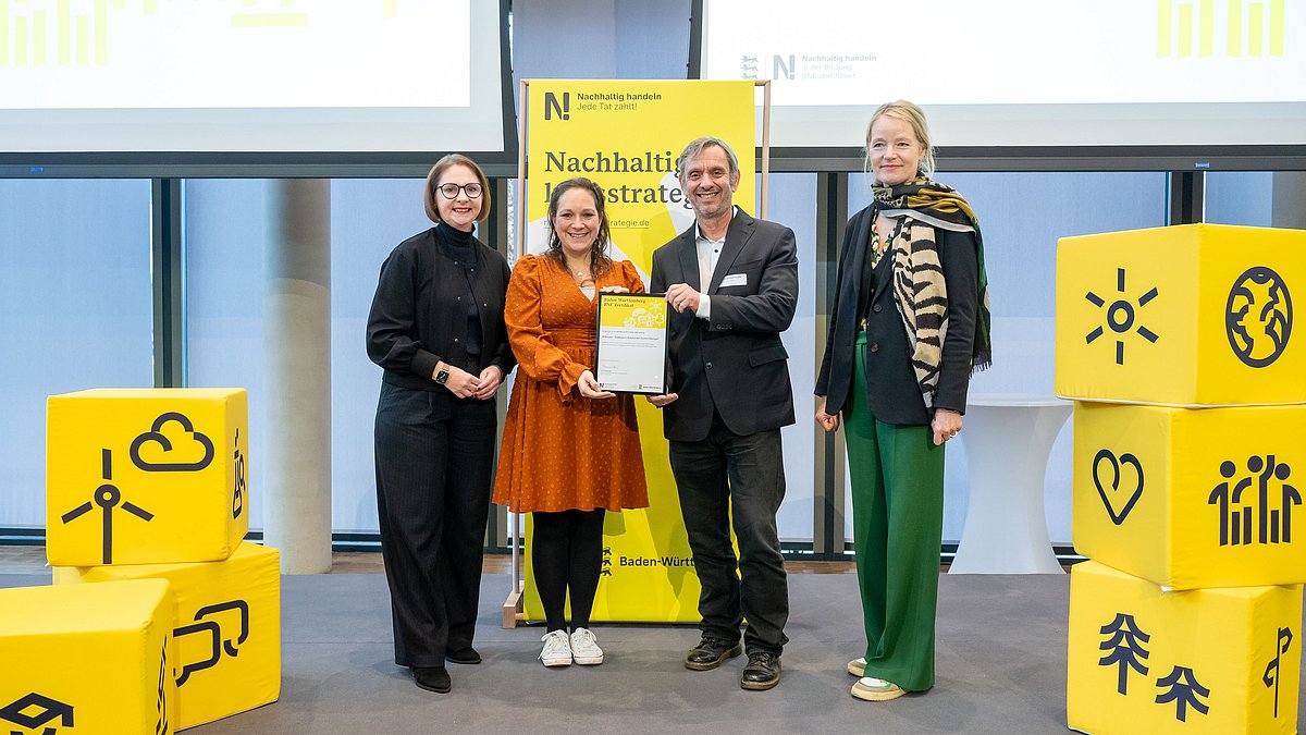 Vertretende der Wilhelma - Zoologisch-Botanischer Garten Stuttgart mit Umweltministerin Thekla Walker und Kultusstaatssekretärin Sandra Boser bei der Übergabe der BNE-Zertifizierung.