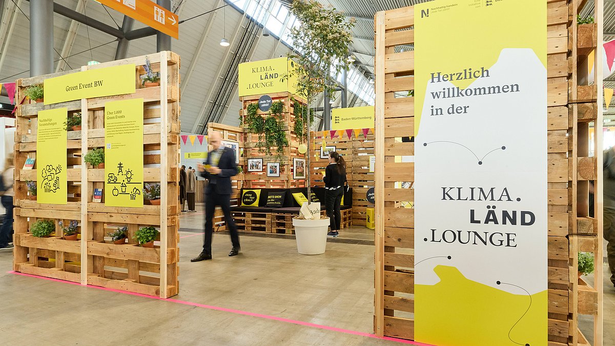 Menschen durchqueren den Stand der Nachhaltigkeitsstrategie.