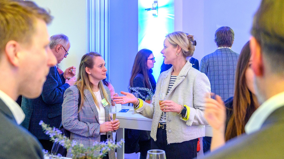 Lebhafte Gespräche beim Klimaabend mit Ministerin Thekla Walker.