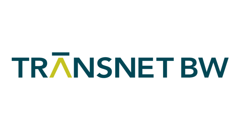 Das Logo der TransnetBW GmbH: Dunkelblauer Schriftzug in geraden Großbuchstaben, grünes A. Dem A fehlt der Strich in der Mitte, dieser schwebt stattdessen über dem grünen Buchstaben.