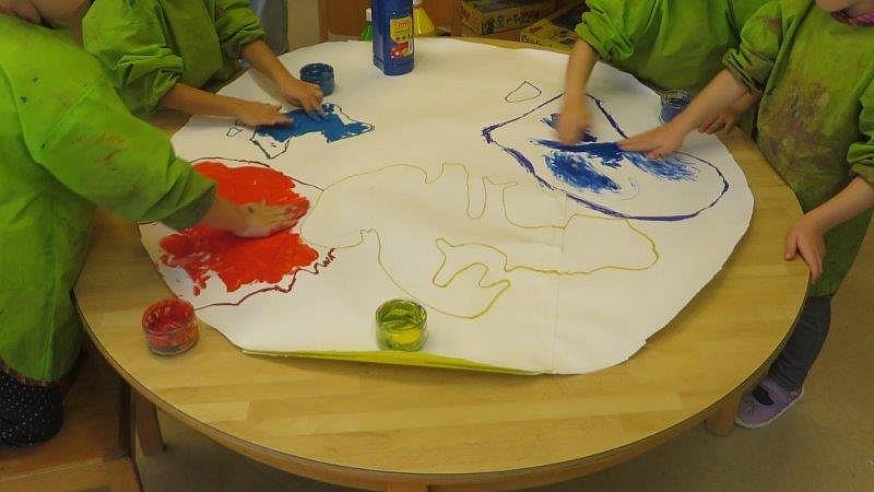 Für unseren Marktplatz in der Kita fertigten wir noch einmal ein Erdeplakat, um unsere Aktionen zu dokumentieren.