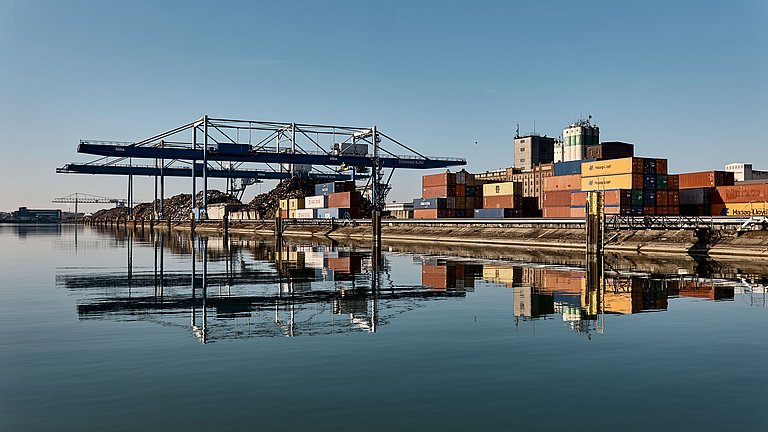Hafen in Kehl bei gutem Wetter, blauer Himmel, keine Wellen.