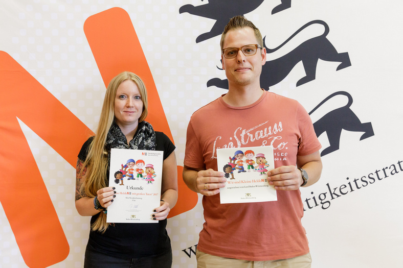 Kleine HeldeN! 2017 Foto von Urkundenübergabe an zwei Teilnehmende des kleine Helden Wettbewerbs 2017