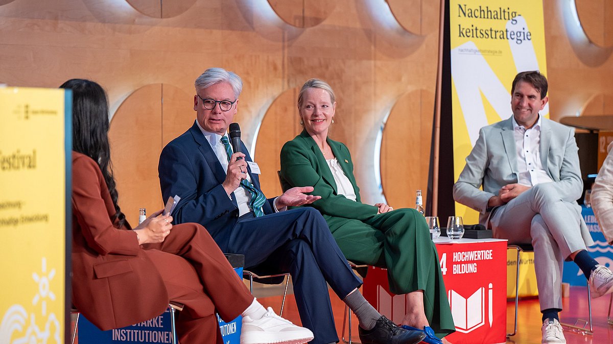 Podiumsdiskussion mit Thekla Walker MdL, Ministerin für Umwelt, Klima und Energiewirtschaft Baden-Württemberg Andreas Jung, Minister für Kultus Baden-Württemberg Bernd Schwarz, Bundesministerium für Bildung, Familie, Senioren, Frauen und Jugend und Dr. Roman Luckscheiter, Deutsche UNESCO-Kommission