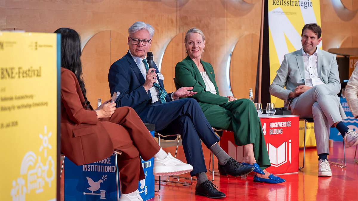 Podiumsdiskussion mit Thekla Walker MdL, Ministerin für Umwelt, Klima und Energiewirtschaft Baden-Württemberg Andreas Jung, Minister für Kultus Baden-Württemberg Bernd Schwarz, Bundesministerium für Bildung, Familie, Senioren, Frauen und Jugend und Dr. Roman Luckscheiter, Deutsche UNESCO-Kommission