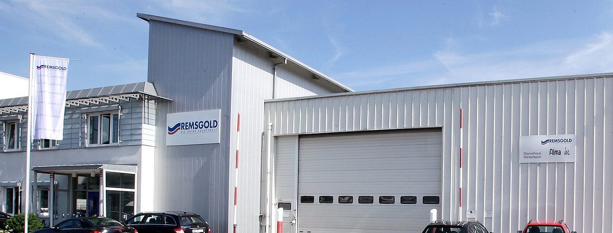 Außenansicht des Firmengebäudes der Remsgold Chemie am Stammhaus in Winterbach.