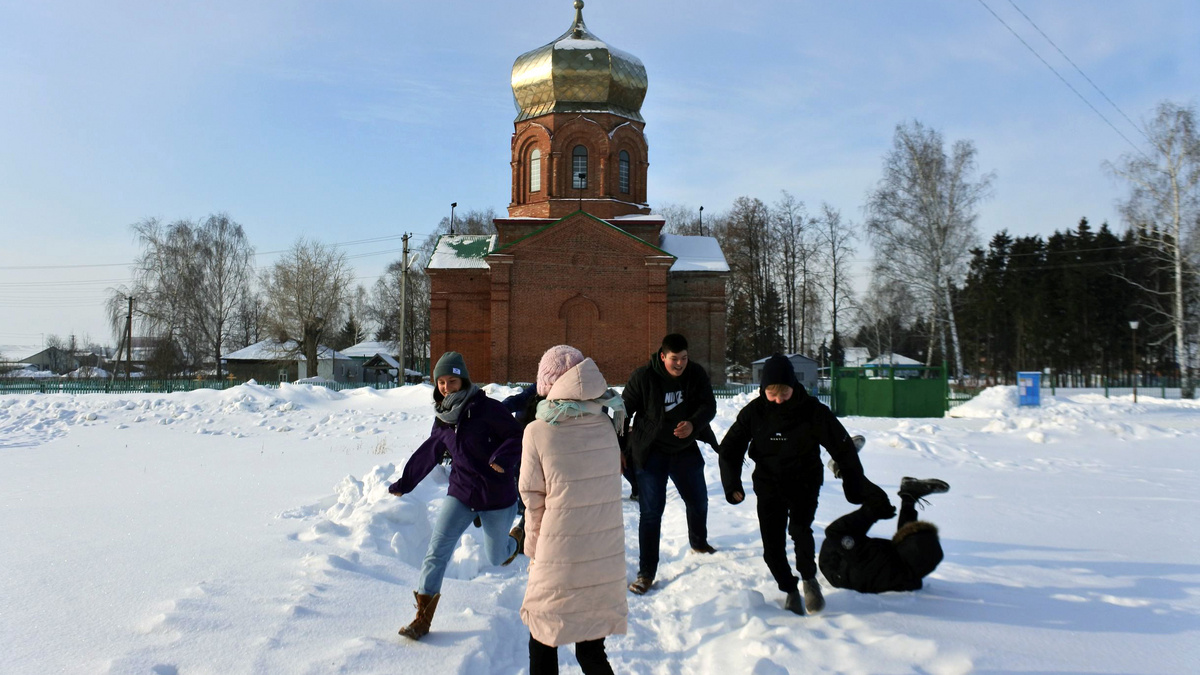 Jugendliche im Schnee im Dorf Krasny.