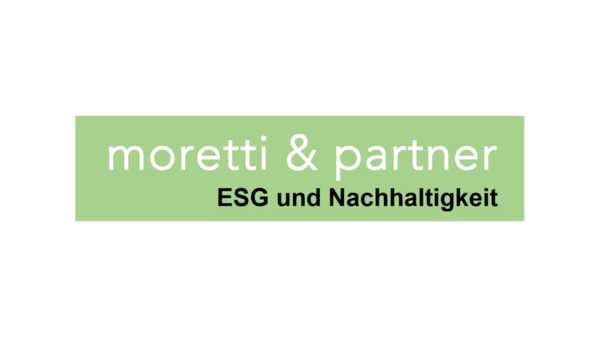 Grüner Hintergrund mit weißer Schrift "moretti & Partner" und schwarzer Schrift darunter "ESG und Nachhaltigkeit"